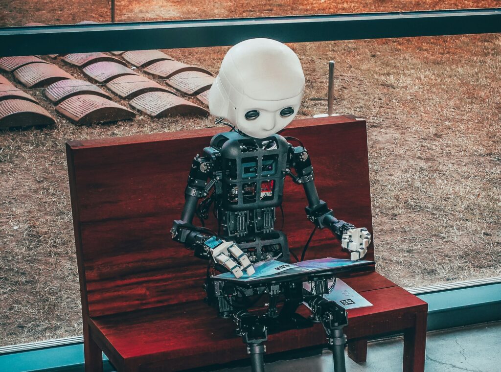 Robot reading a book representing machine learning